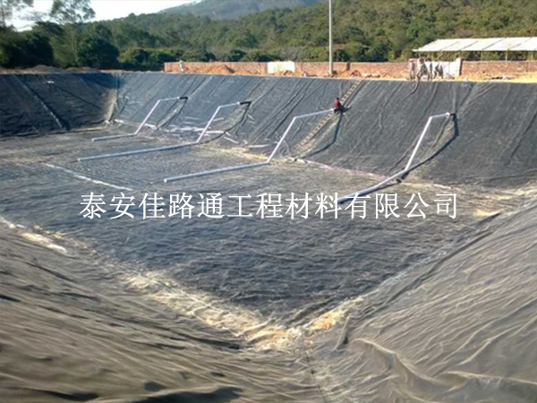 防滲土工膜施工:精準對接環(huán)境需求,共筑綠色屏障 防滲土工膜施工:精準對接環(huán)境需求,共筑綠色屏障